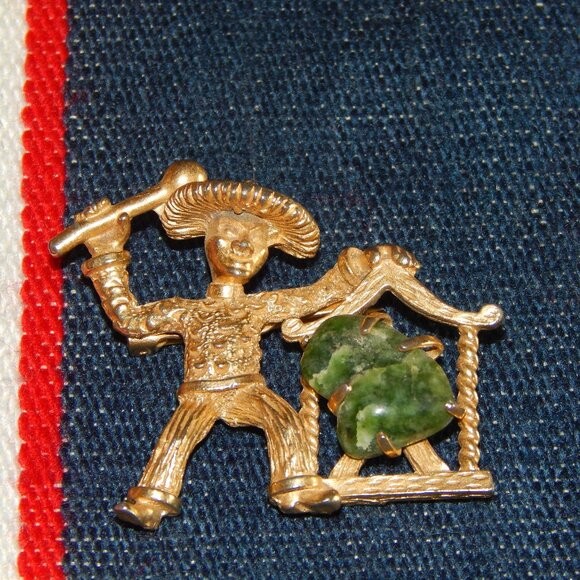 BSK Jewelry - Vintage MCM Signed BSK Goldtone Pin Brooch Nephrite Jade Stone Figural Man Gong